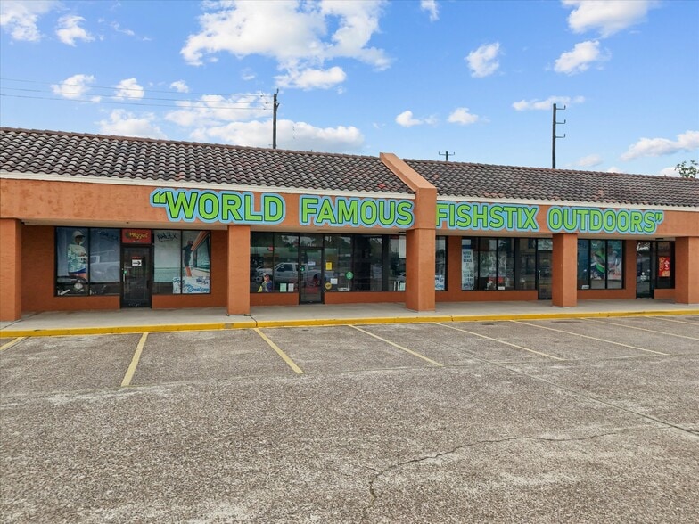 More Photos Of 12408 Highway 6, Santa Fe Freestanding For Lease