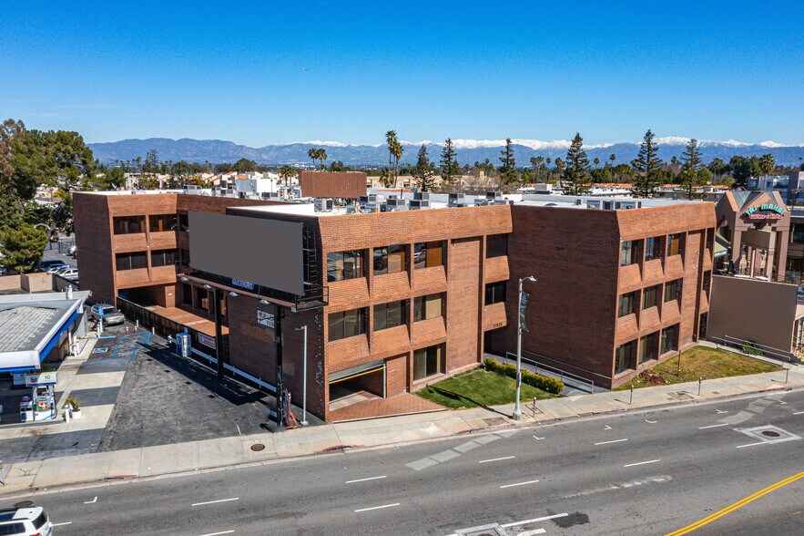 More Photos Of 17835 Ventura Blvd, Encino Medical For Sale