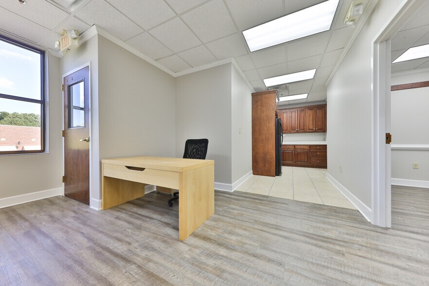 More Photos Of 1880 W Oak Pky, Marietta Coworking Space