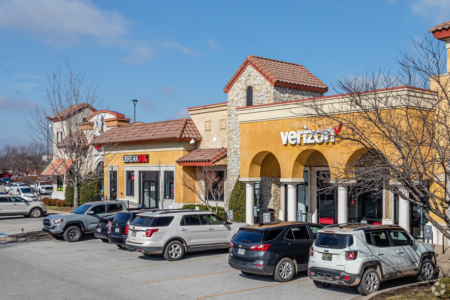 More Photos Of 3931 N Shiloh Dr, Fayetteville Freestanding For Lease