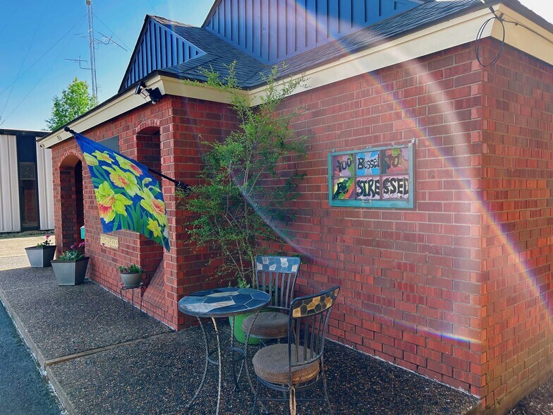 More Photos Of 1816 S Buerkle St, Stuttgart Office For Sale