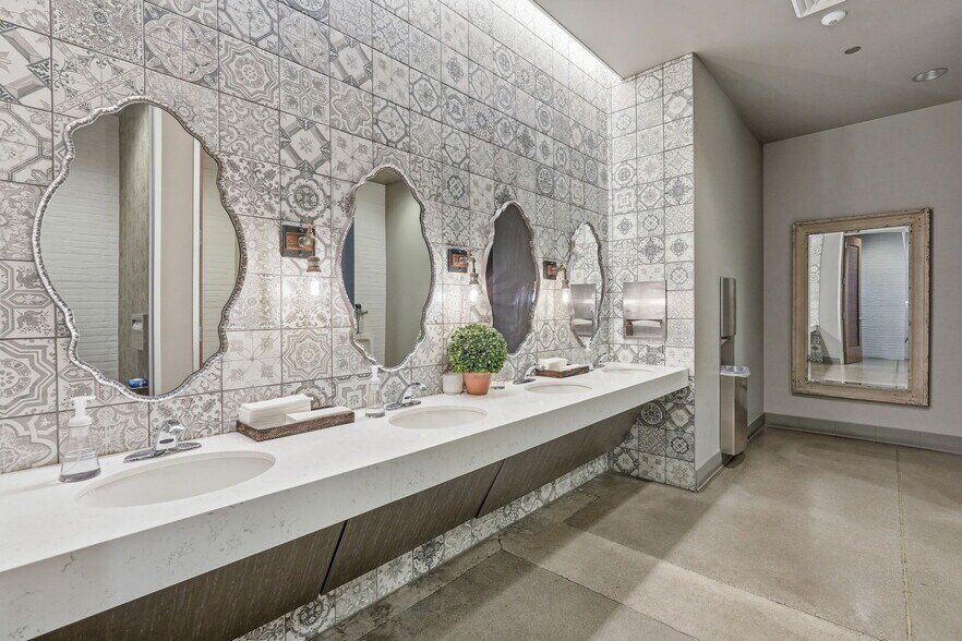 More Photos Of 605 S Chandler Village Dr, Chandler Freestanding For Sale