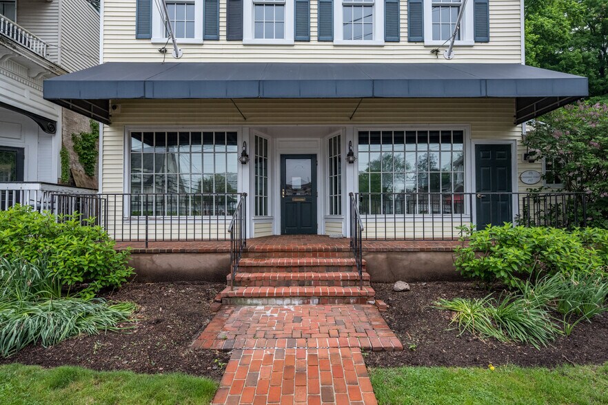 More Photos Of 3 Essex Sq, Essex Office Residential For Sale