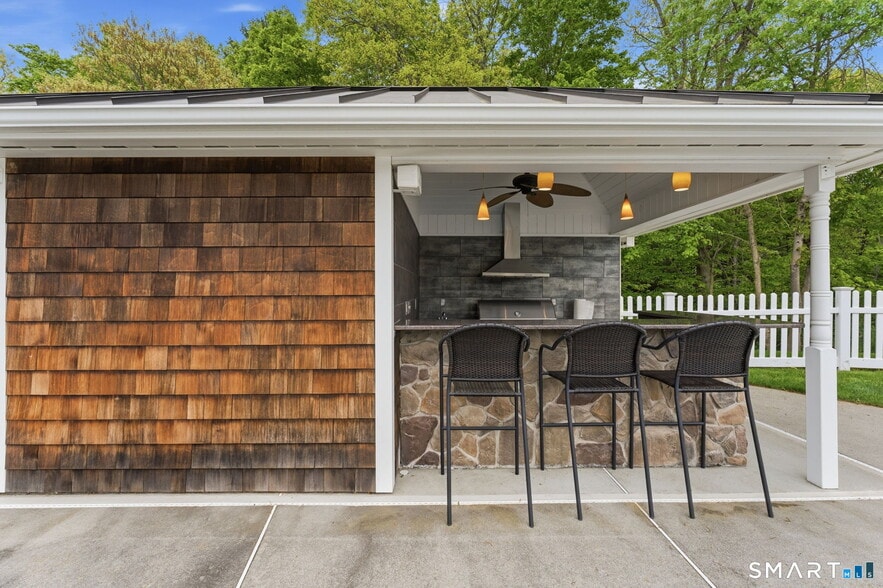 More Photos Of 139 Riverside Dr, Thompson Freestanding For Sale