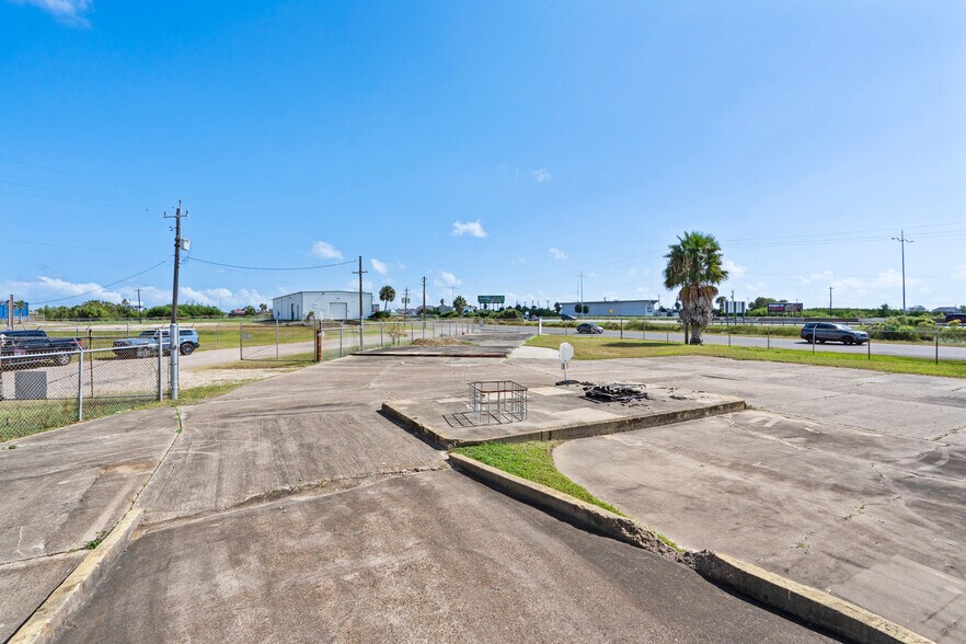 More Photos Of 8602 Broadway St, Galveston Warehouse For Sale