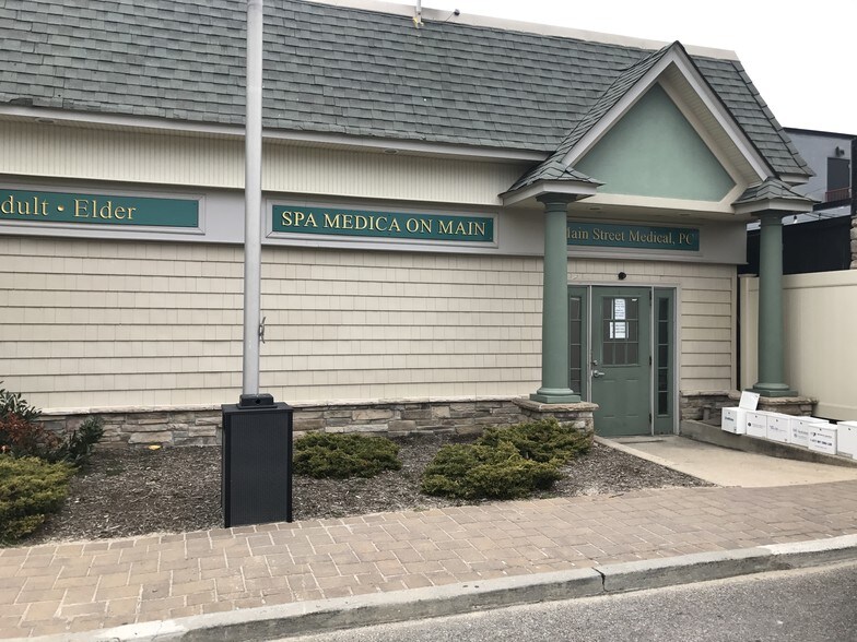 More Photos Of 30-40 E Main St, Bay Shore Storefront Retail Office For Lease