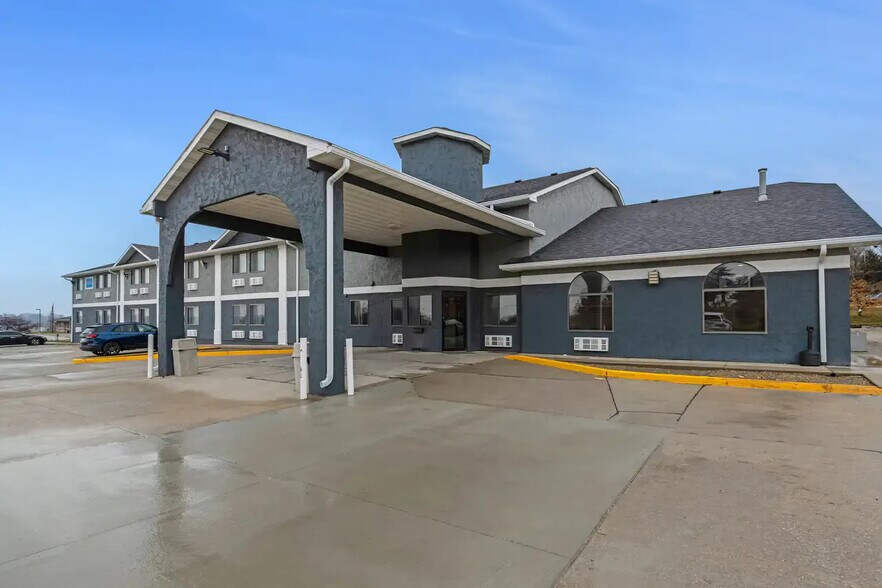 More Photos Of 800 Senate Ave, Red Oak Hotel For Sale