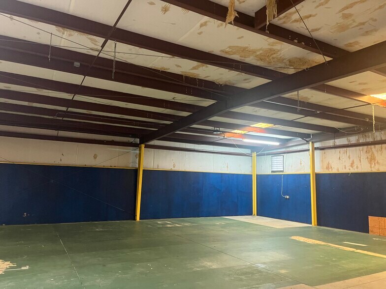 More Photos Of 2009 Jaffa Dr, Saint Cloud Warehouse For Lease