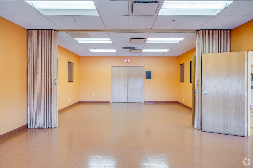 More Photos Of 2727 W Glendale Ave, Phoenix Office For Lease