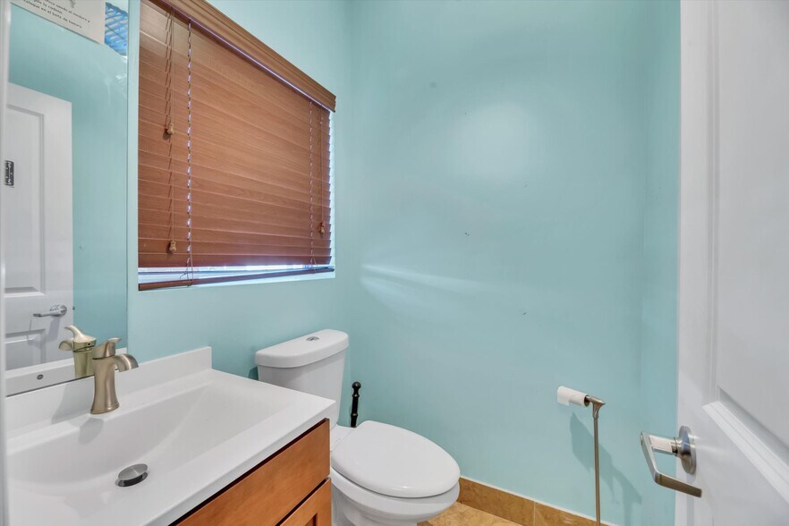 More Photos Of 224 NE 32nd Ct, Oakland Park Warehouse For Sale