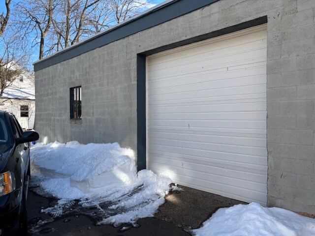 More Photos Of 12 Pease Ave, Middletown Showroom For Lease