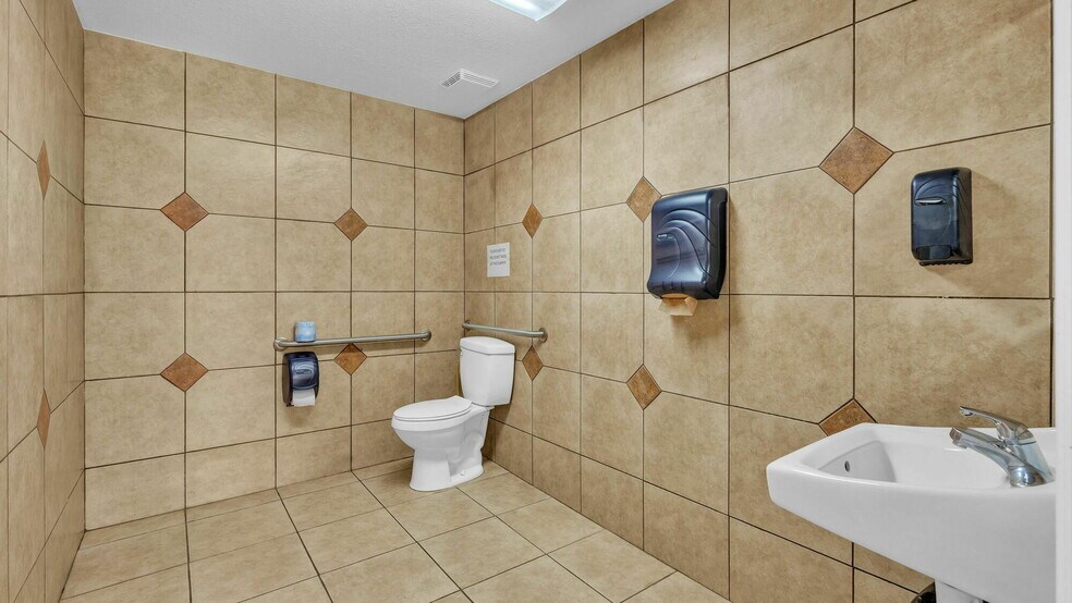 More Photos Of 415 E Main St, Bartow Office For Lease