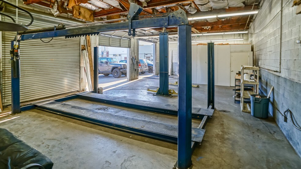 More Photos Of 24421 Main St, Santa Clarita Freestanding For Lease