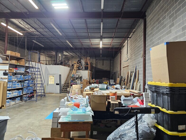 More Photos Of 904-932 W 34th St, Houston Warehouse For Lease