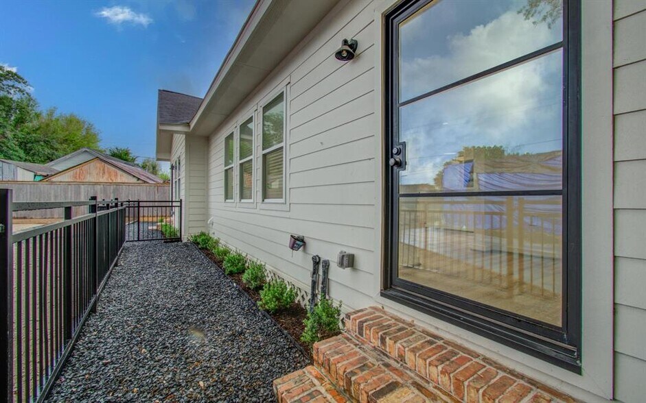 More Photos Of 4006 Navigation Blvd, Houston Office Residential For Lease