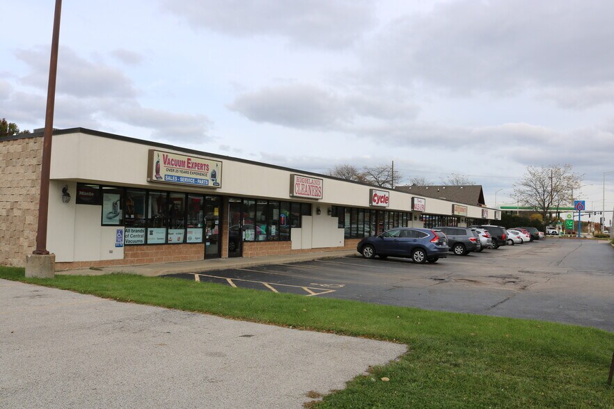 More Photos Of 116-134 Peterson Rd, Libertyville Unknown For Lease