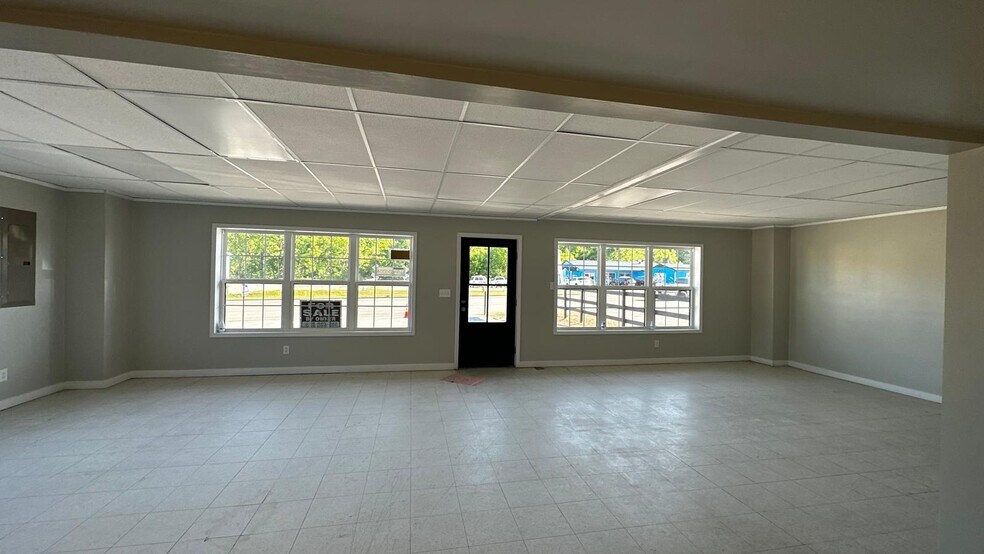 More Photos Of 430 E Broad St, Smithville Showroom For Sale