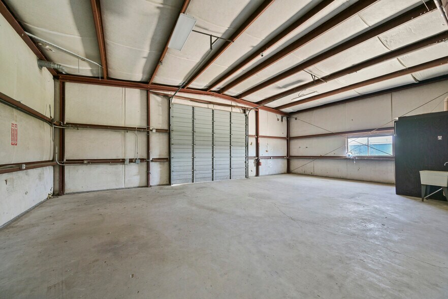 More Photos Of 314 E Walker St, League City Warehouse For Lease