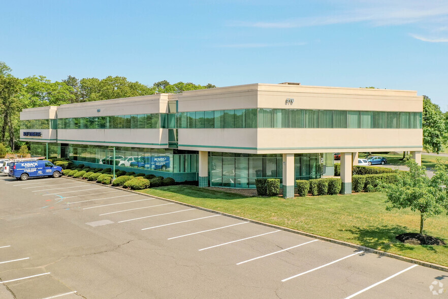 Primary Photo Of 570 Expressway Dr S, Medford Medical For Lease