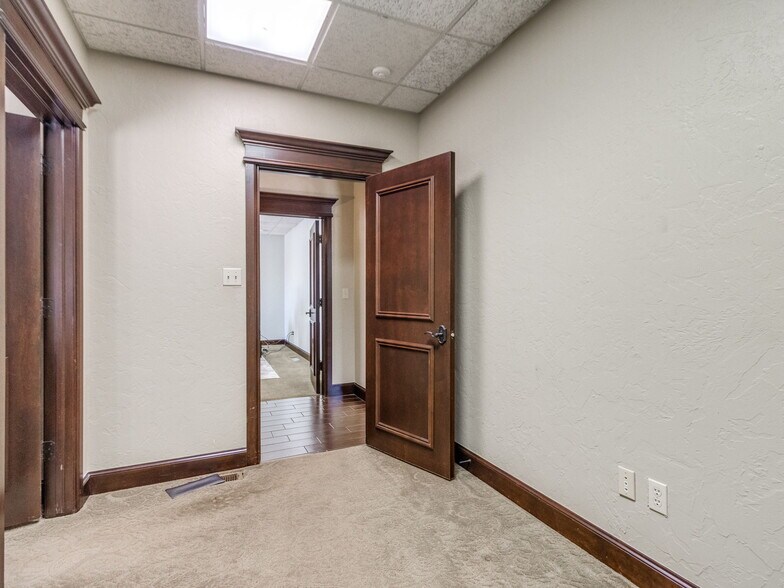 More Photos Of 2425 Wilcox Dr, Norman Office For Sale
