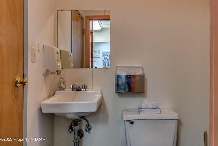 More Photos Of 104 Woodward Hill Rd, Edwardsville Office For Sale