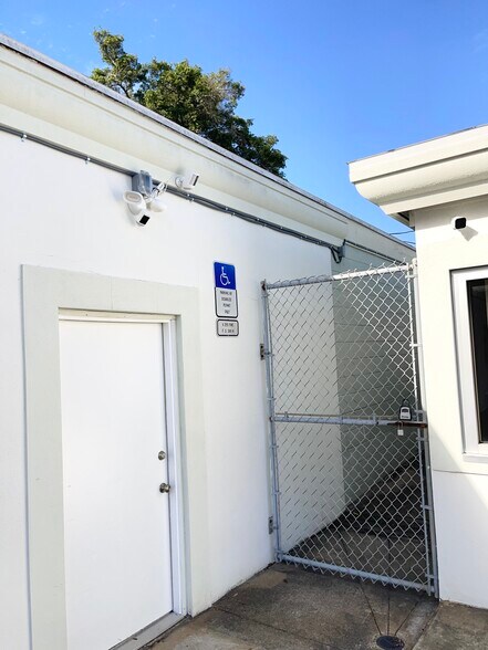 More Photos Of 1155 NE Cleveland St, Clearwater Office Residential For Lease