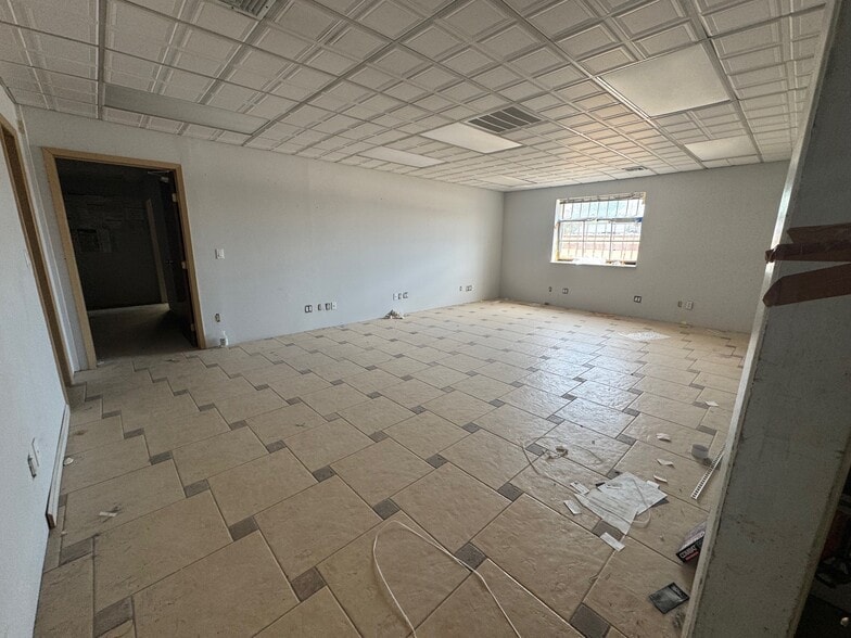 More Photos Of 2515 Merrick Rd, Bellmore Showroom For Lease