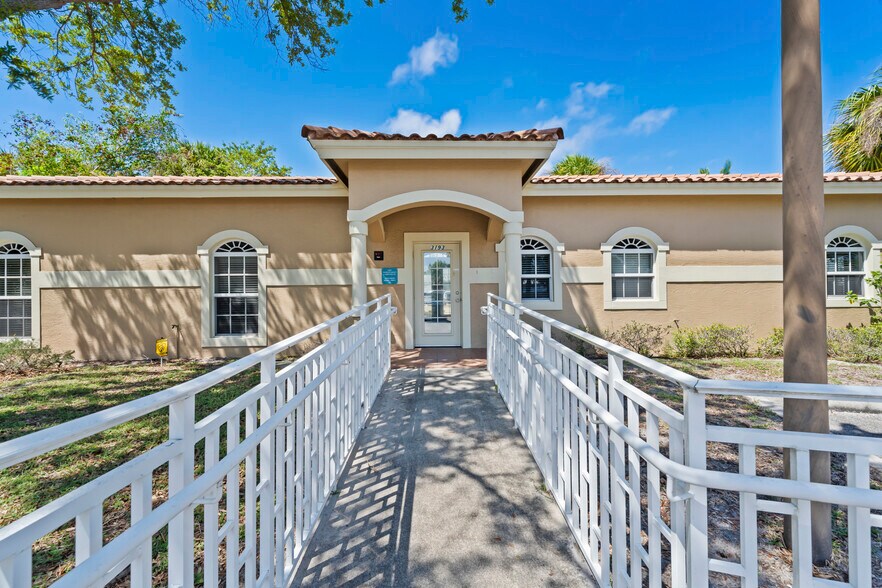 More Photos Of 3193 SE Dixie Hwy, Stuart Office For Sale
