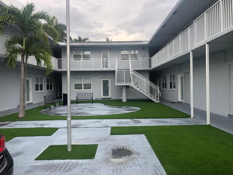 More Photos Of 930 N 14th Ct, Hollywood Multifamily For Sale