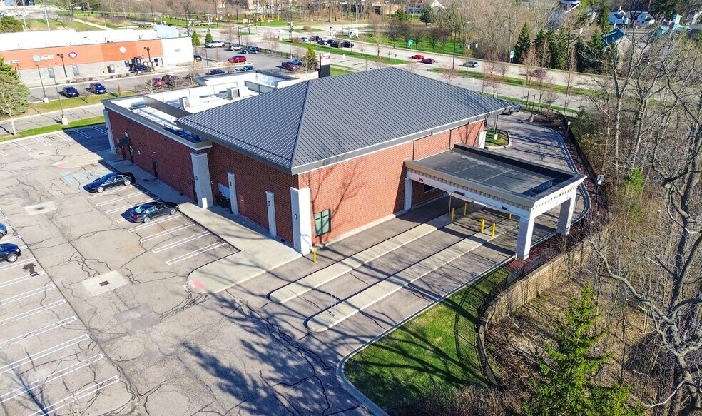 More Photos Of 3355-3395 University Dr, Auburn Hills Storefront For Lease