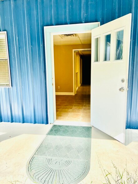 More Photos Of 4512 S Highway 35, Alvin Light Manufacturing For Lease