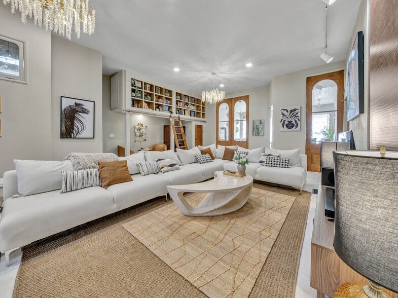 More Photos Of 106 W Main St, Pilot Point Storefront For Sale