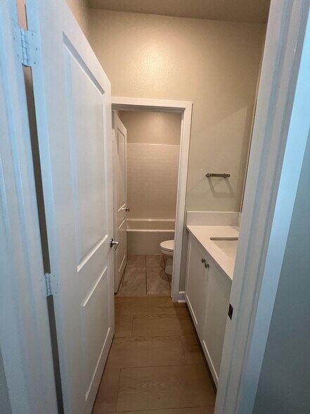 More Photos Of 3005 Cochran St, Simi Valley Specialty For Lease