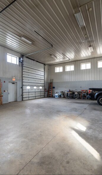 More Photos Of 10 Park Dr, Franklin Warehouse For Lease