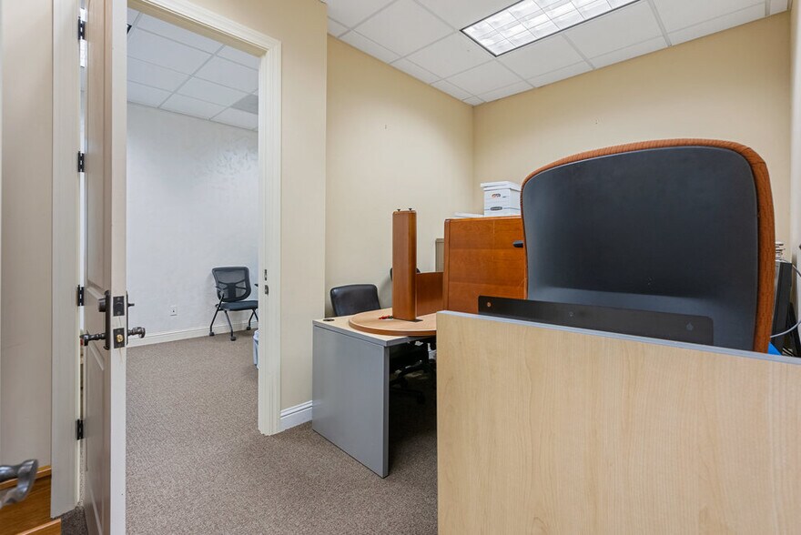 More Photos Of 829 San Benito St, Hollister Office For Sale