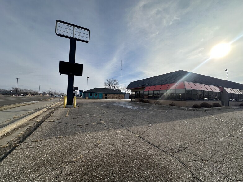 More Photos Of 1402 E College Dr, Marshall Fast Food For Lease