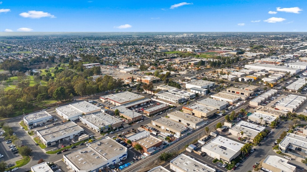 More Photos Of 17702-17722 Metzler Ln, Huntington Beach Service For Sale