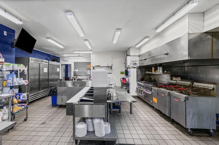 More Photos Of 125 S Market St, Paxton Specialty For Sale