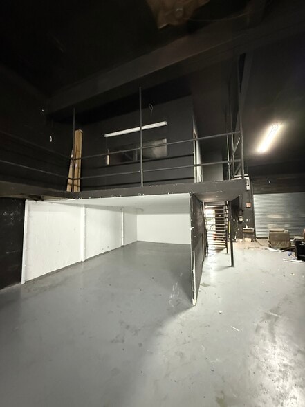 More Photos Of 93 Forrest St, Brooklyn Manufacturing For Lease