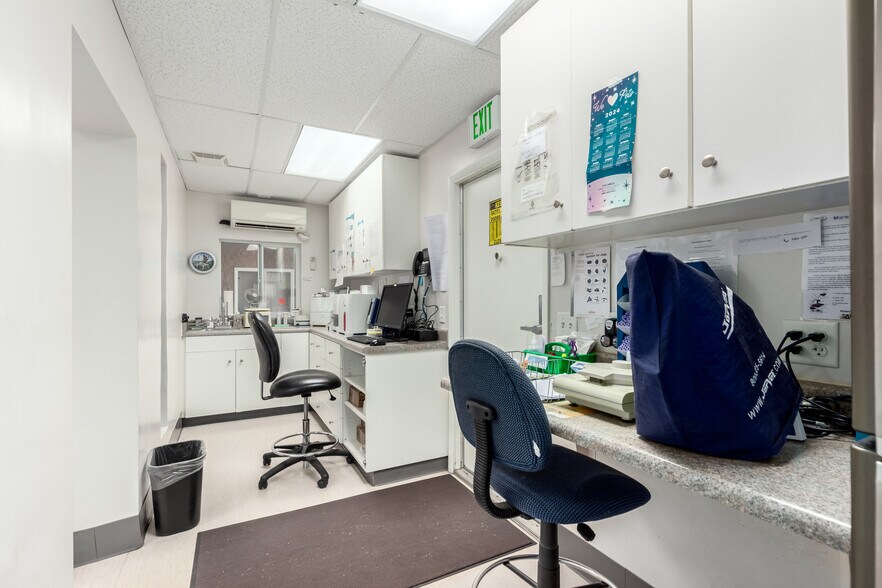 More Photos Of 20 W Dunlap Rd, Phoenix Veterinarian Kennel For Sale