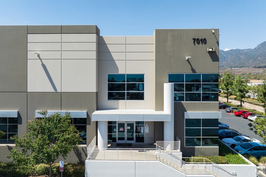 More Photos Of 7010 N Cajon Blvd, San Bernardino Distribution For Lease