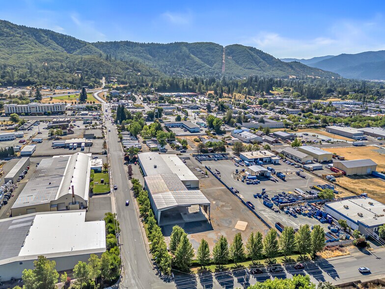 More Photos Of 1990 NW Washington Blvd, Grants Pass Warehouse For Sale