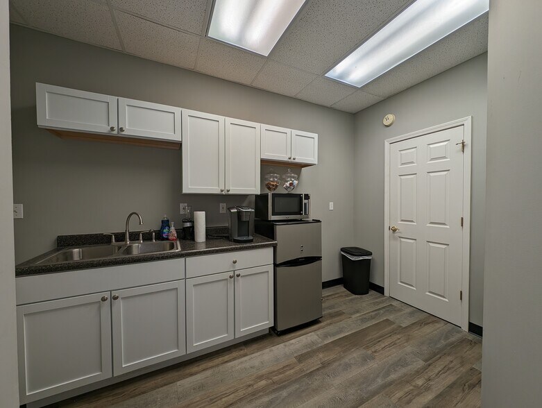 More Photos Of 401 S Earl Ave, Lafayette Office For Sale