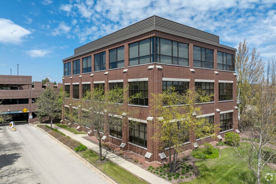 More Photos Of 250 Parkway Dr, Lincolnshire Coworking Space