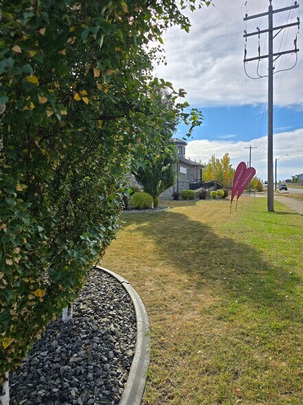 More Photos Of 110 Pelican Pl, Sylvan Lake Office For Sale