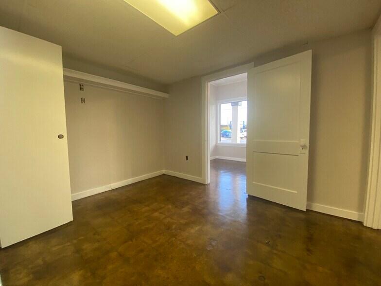More Photos Of 1543 W Summit Ave, San Antonio Showroom For Sale