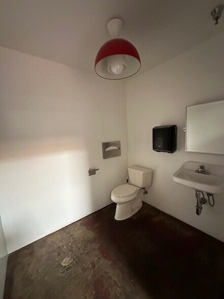 More Photos Of 1657-1669 12th St, Santa Monica Manufacturing For Lease