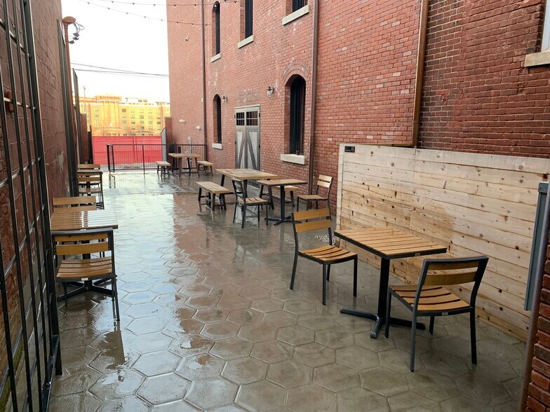 More Photos Of 358 Main St, Memphis Storefront Retail Residential For Lease