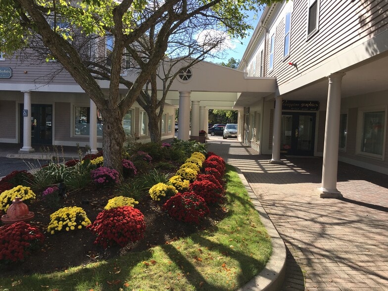 More Photos Of 74-76 Bedford St, Lexington Office For Lease