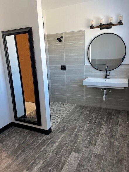 More Photos Of 7637 Fm 3009, Schertz Light Distribution For Sale